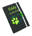 Schwarze Filzhülle mit grünem Aufdruck und Gummiband für EU-Heimtierausweis.