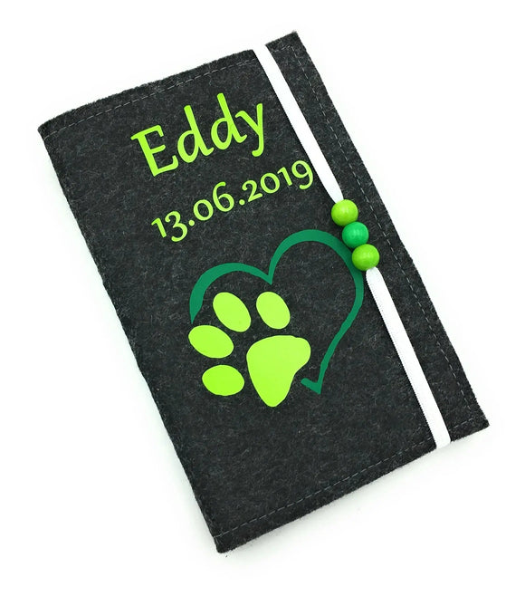 Schwarze Filzhülle mit grünem Aufdruck und Gummiband für EU-Heimtierausweis.