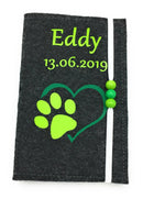 Personalisierbare Impfpasshülle für Haustiere mit Pfote und Herz in Grün.