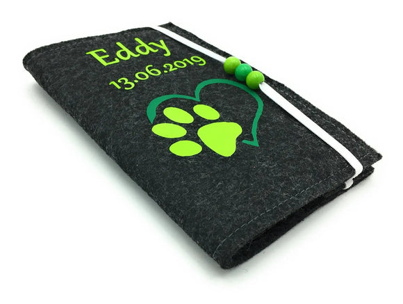 Tierausweishülle aus Filz mit Datum, grünem Motiv und dekorativen Holzperlen.