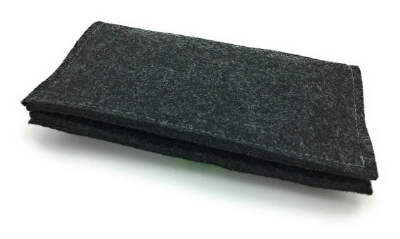 Pfotenliebe zum Mitnehmen – stylische Hülle für Tierdokumente aus robustem Filz.