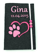 Personalisierbare Tierausweishülle mit Herz und Pfote in Pink – mit Zierperlen.