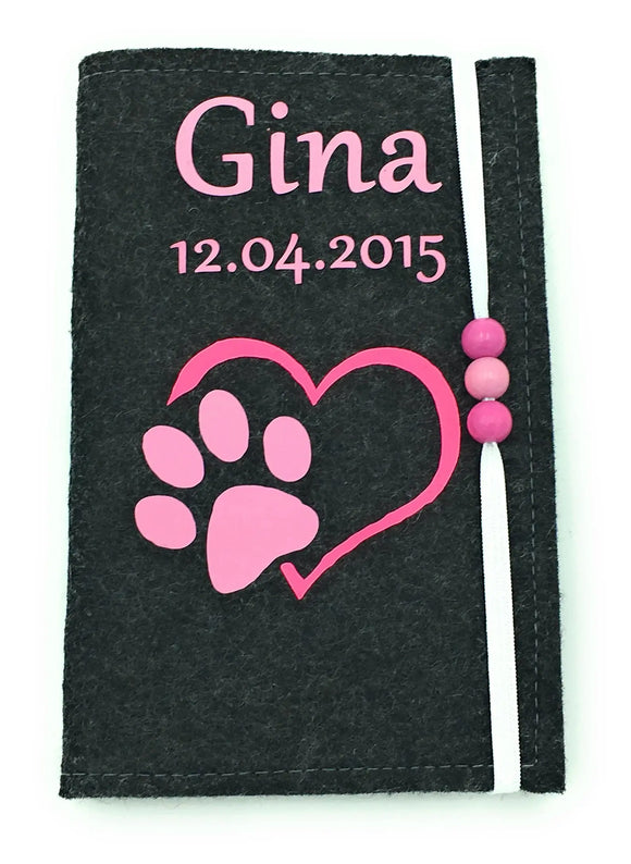 Personalisierbare Tierausweishülle mit Herz und Pfote in Pink – mit Zierperlen.