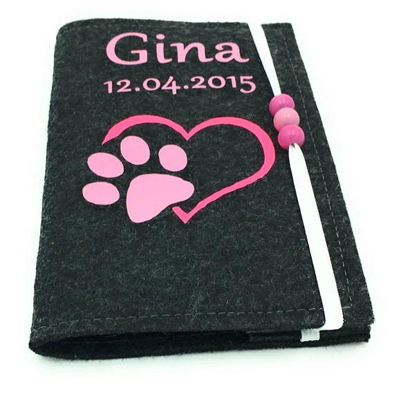 EU-Heimtierausweis-Hülle mit farbigem Pfotendesign und praktischer Verschlusslösung.