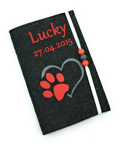 Schwarze Filzhülle für Heimtierausweis mit rotem Pfotenmotiv und Herzumriss.