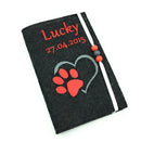 Impfpasshülle für Haustiere aus Filz mit rotem Aufdruck und elastischem Band.