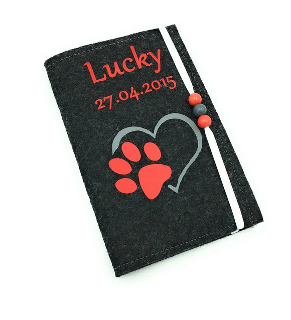 Impfpasshülle für Haustiere aus Filz mit rotem Aufdruck und elastischem Band.