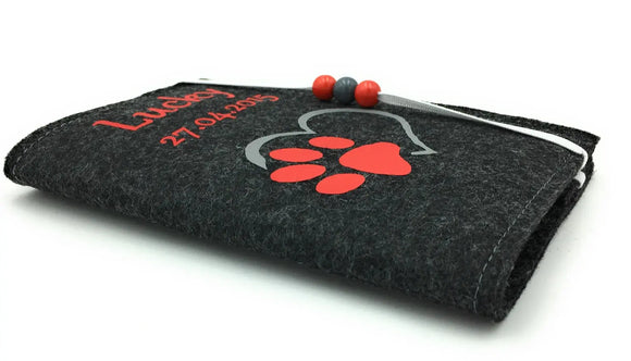 Personalisierbare Ausweishülle mit Herz und roter Pfote – dekorative Perlen am Gummiband.