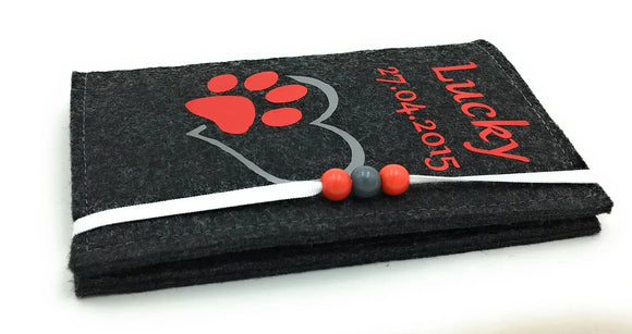 Stilvolle Schutzhülle für Tierausweise mit farbiger Pfote und Herzsymbol.