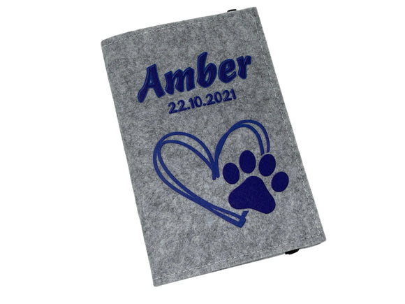 EU-Impfpasshülle aus Filz in Grau mit dunkelblauer Tatze im Herzdesign.