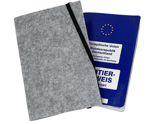 Liebevoll gestaltete Impfpasshülle aus Filz mit blauer Herz-Pfote-Kombination.