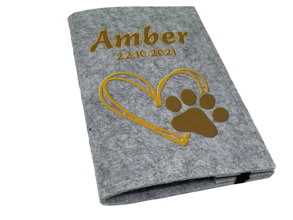 Hochwertige Filzhülle in Hellgrau mit sonnengelber Pfote im Herzdesign.