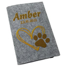 Hellgraue Filzhülle für Heimtierausweis mit gelbem Herz- und Pfotenmotiv.