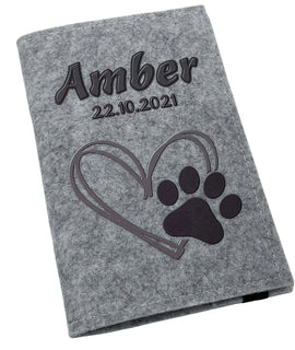 Filzhülle für Heimtierausweis in Hellgrau mit dunkelgrauem Herz- und Pfotendesign.
