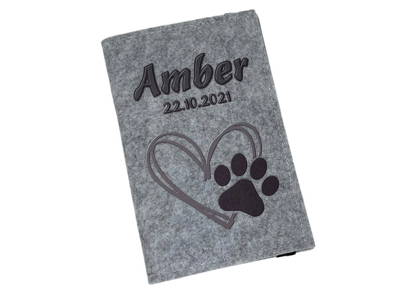 Personalisierbare EU-Heimtierausweishülle aus Filz in schlichtem Grau-Anthrazit-Look.