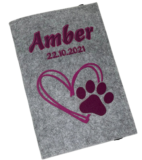 EU-Impfpass-Hülle für Hunde und Katzen mit violettem Herz und Tatze.
