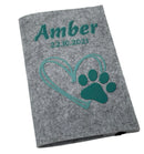 Hellgraue Filzhülle für Heimtierausweis mit Herz- und Pfotenmotiv in Mint.