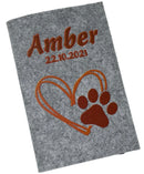 Hellgraue Filzhülle für Heimtierausweis mit Herz- und Pfotendesign in Orangebraun.