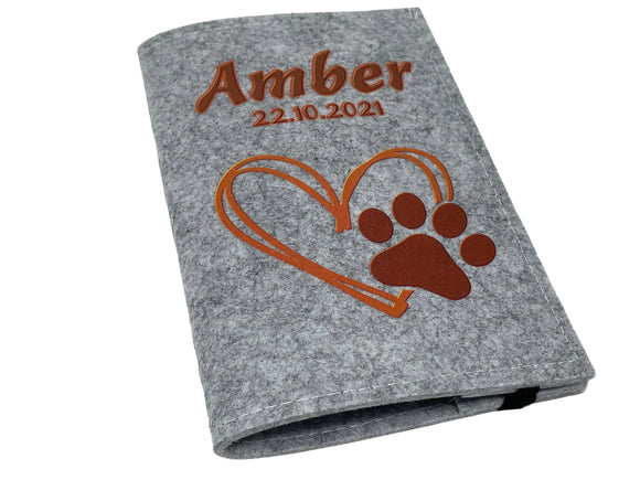 Praktische und stilvolle Filzhülle für Haustier-Impfpass mit oranger Pfote und Herz.