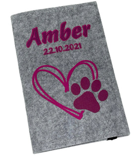 Hellgraue Filzhülle für Heimtierausweis mit pinkem Herz und Pfotenmotiv.