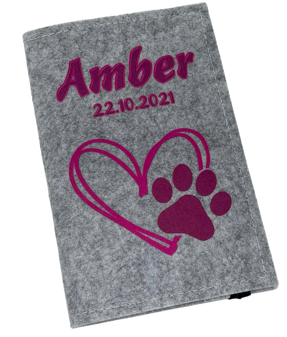 Hellgraue Filzhülle für Heimtierausweis mit pinkem Herz und Pfotenmotiv.