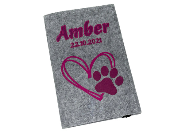 Personalisierbare Impfpasshülle mit Herz und Tatze in kräftigem Pink.