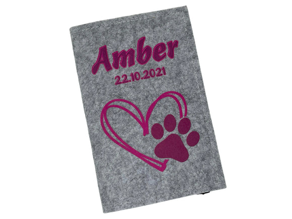 EU-Heimtierausweis-Hülle aus Filz mit gesticktem Herz und Pfote in Pink.