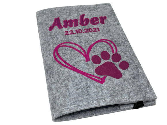 Pfiffiges Design für Hunde- oder Katzenpass: pinke Pfote im Herzmotiv.