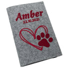 Hellgraue Filzhülle für Heimtierausweis mit rotem Herz- und Pfotenmotiv.