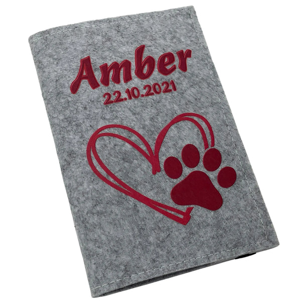 Hellgraue Filzhülle für Heimtierausweis mit rotem Herz- und Pfotenmotiv.