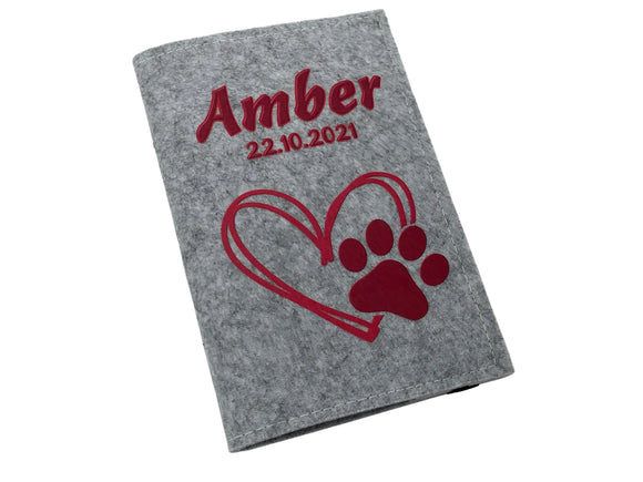 EU-Impfpasshülle aus Filz in Grau mit roter Pfote im Herzdesign.