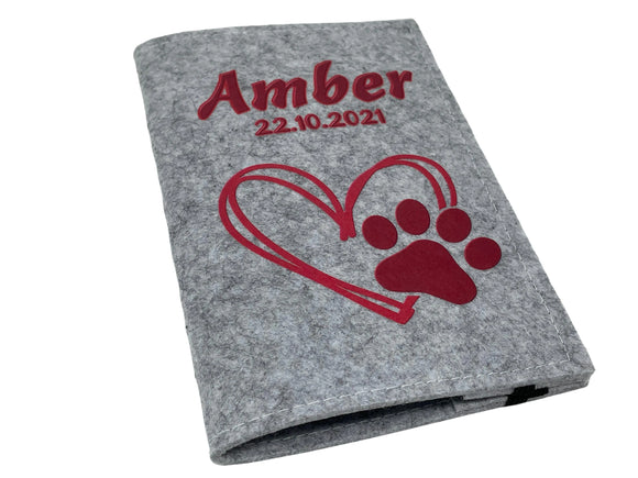 Stilvolle Filzhülle in Grau mit rotem Herz und Pfote – ideal für Tierliebhaber.