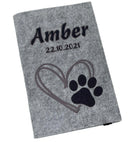 Hellgraue Filzhülle für Heimtierausweis mit schwarzem Herz und Pfotenmotiv.