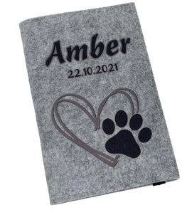 Hellgraue Filzhülle für Heimtierausweis mit schwarzem Herz und Pfotenmotiv.