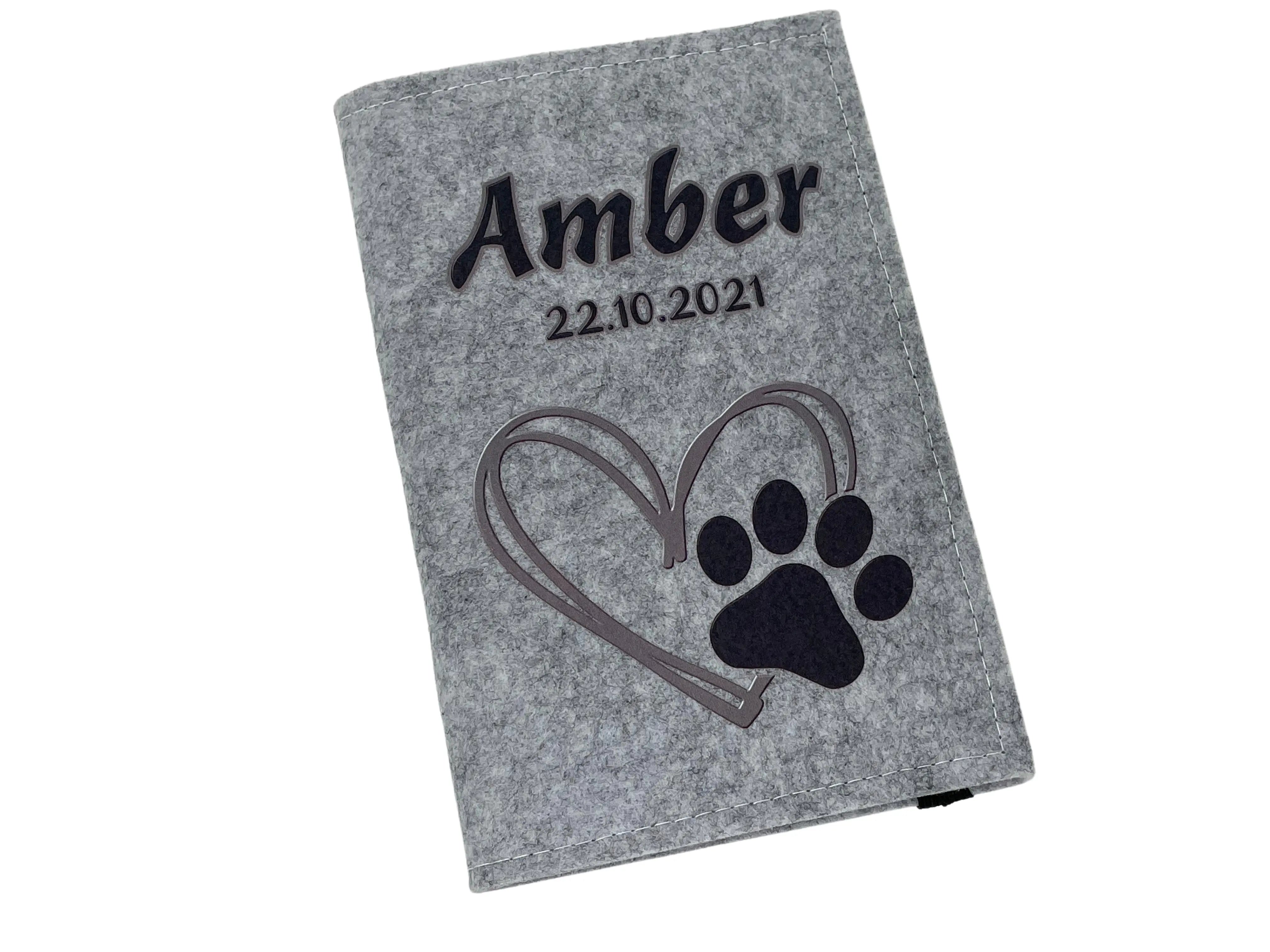 Personalisierbare Tierausweishülle mit Pfote und Herzsymbol in Schwarz.