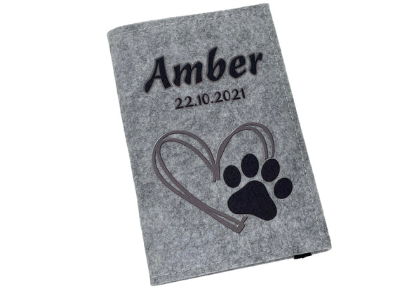 Personalisierbare Tierausweishülle mit Pfote und Herzsymbol in Schwarz.