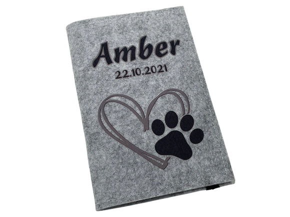 Impfpasshülle aus Filz mit schlichtem Pfotendesign und Herzlinie.