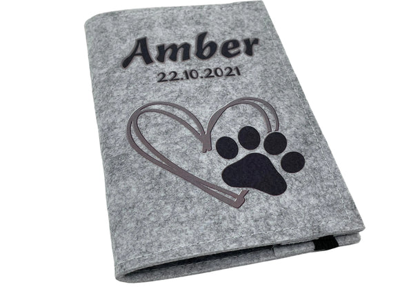 Liebevoll gestaltete Filzhülle für Hund oder Katze mit Herz- und Pfotenmotiv.