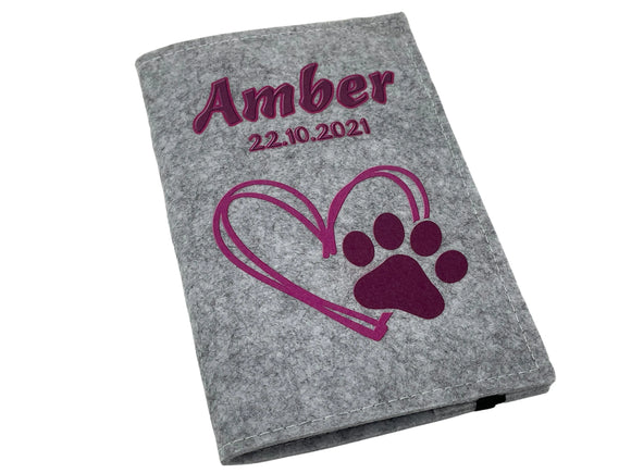 Filzhülle für EU-Heimtierausweis mit modernem Design: Herz und Pfotenabdruck.