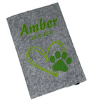 Hellgraue Filzhülle für Heimtierausweis mit Herz- und Pfotenmotiv in Grün.