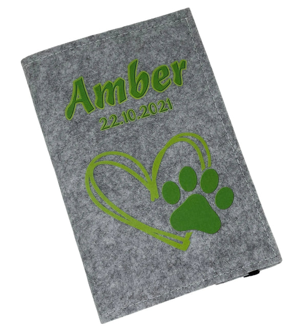 Hellgraue Filzhülle für Heimtierausweis mit Herz- und Pfotenmotiv in Grün.
