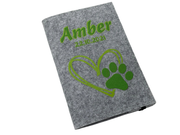 Personalisierte EU-Impfpasshülle für Haustiere in Grau mit grünem Druck.