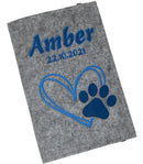 Hellgraue Filzhülle für Heimtierausweis mit Herz- und Pfotendesign in Hellblau.