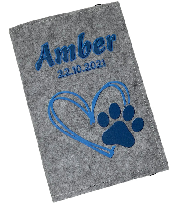 Hellgraue Filzhülle für Heimtierausweis mit Herz- und Pfotendesign in Hellblau.