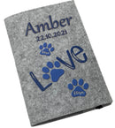 Hellgraue Filzhülle für Heimtierausweis mit blauem „Love“-Schriftzug und Pfotenabdrücken.