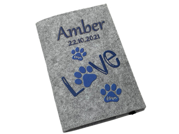 EU-Heimtierausweishülle mit blauer Dekoration und liebevollem Pfotendesign.