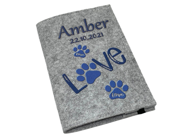 Stilvolle Impfpasshülle für Hunde oder Katzen mit blauer Pfotenliebe.