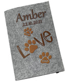 Hellgraue Filzhülle für Heimtierausweis mit braunen Pfotenabdrücken und „Love“-Schriftzug.