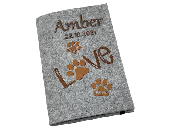 Personalisierbare Filzhülle für Heimtierausweise mit modernem Motiv in Braun.