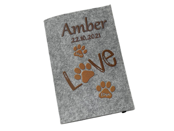 Stilvolle Heimtierausweishülle mit Pfotenliebe in Braun – perfekt für Hunde- und Katzenfreunde.